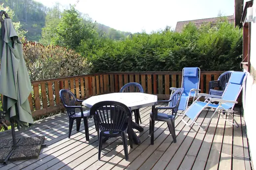 La terrasse plein sud et son salon de jardin