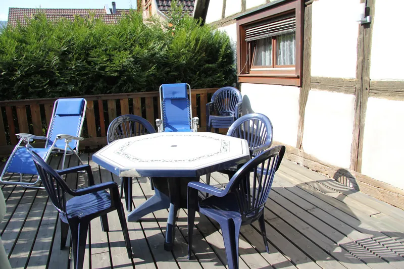 Südterrasse mit Gartenmöbeln