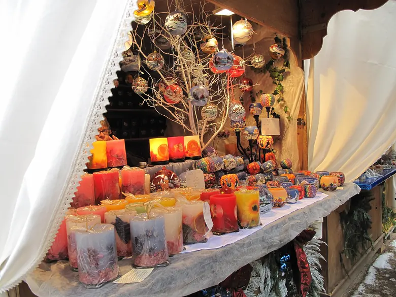 Chalet de marché de Noël alsacien décoré de bougies