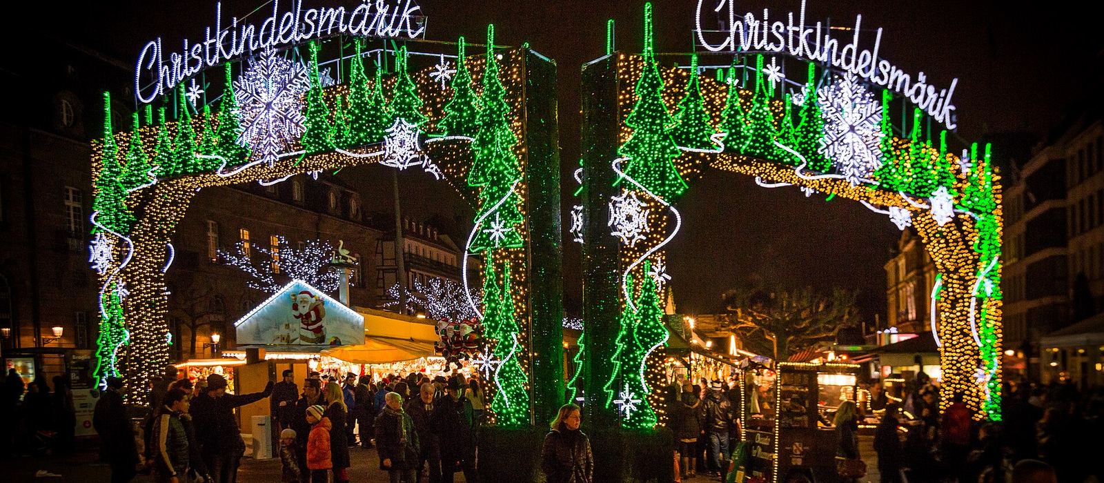 Entrada iluminada del Christkindelsmärik, el mercado navideño de Estrasburgo
