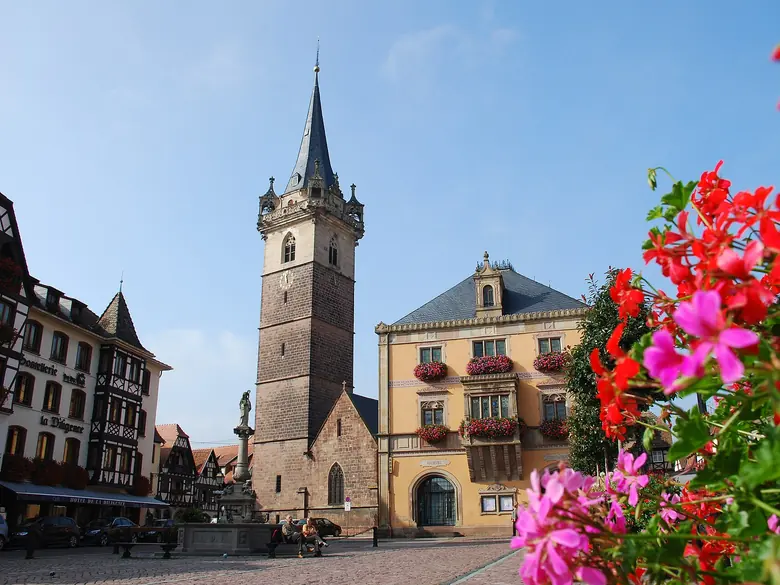 Place du marché d'Obernai, son beffroi et ses maisons à colombages